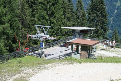 Talstation der oberen Sektion. Nette Gebäudezusammenstellung.