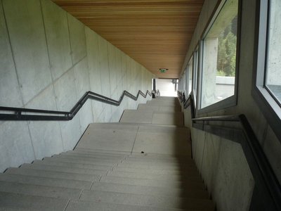 Durch diese hohle Gasse geht's zum Bahnsteig...