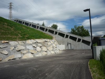 ...mit Ski in Skischuhen da runter?