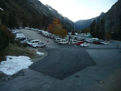 Parkplatz um 8.30 Uhr, konnten oben an der Bahn parken