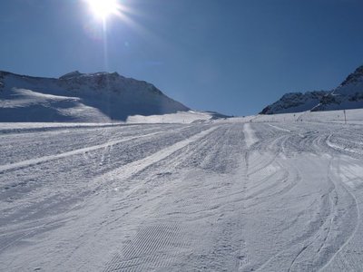 Abfahrt am Mittelberg kurz nach der Mittelstation, ca. 200 Meter wurden noch nicht fertig präpariert. Dies konnte man aber ohne Probleme umfahren