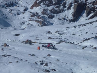 Piste Nr. 25 zur Talstation der Mittelbergbahn/Gletschersee wird grundpräpariert