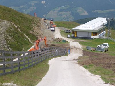 Verlegung der Schneileitung Anfang Juli an der Bergstation Alpen