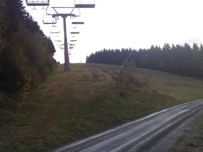 Hier sieht man die ganze Abfahrt und noch eine Schneilanze. Im Hintergrund kann man noch erkennen. Wenn mich nicht alles täuscht waren insgesamt 4-6 Stück auf der Piste.