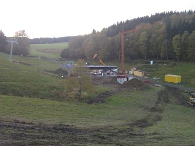 Hier nochmal BTX. Man sieht die Station wird schwarz mit Aufdruck "Leitner Ropeways" Hoffentlich kommt noch "Brembergtalexpress" dazu!