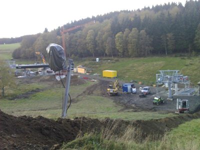 Hier nochmal beide Talstationen! Doppelmayr neben Leitner!