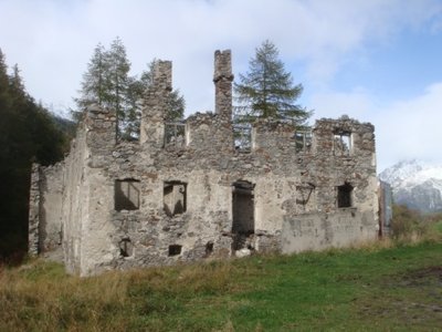 Eines der vielen zerfallenen Häuser unterwegs. Dieses befindet sich zwischen unterhalb des Heidersees. Weiss jemand, was dies mal war?