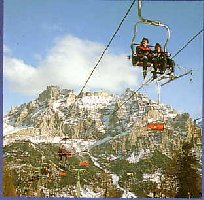 Trasse der beiden parallelen DSBs. Im Hintergrund die alte Anlage aus dem Jahr 1970. Bild aus &amp;quot;Alta Badia&amp;quot; Prospekt von 1985.