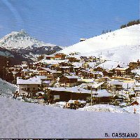 Talstation der beiden parallelen DSBs. Im Vordergrund die alte Anlage aus dem Jahr 1970. Bild aus &amp;quot;Alta Badia&amp;quot; Prospekt von 1985.