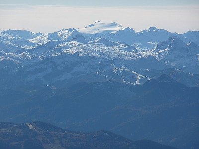 Jetzt folgen Bilder vom Standort Sky-Walk: Vorm Ankogel erkennt man die Schipisten von Zauchensee.