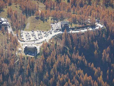 Zoom zur Talstation der Gletscherbahn bei der Türlwandhütte.