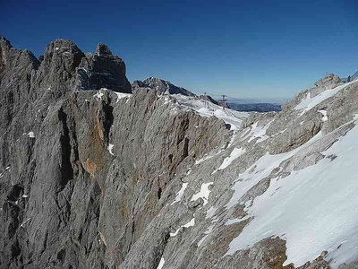 Hier kann man schön erkennen, dass der Schladminger Gletscherlift ziemlich nahe an den Abgrund der Dachstein Südwand heranführt.