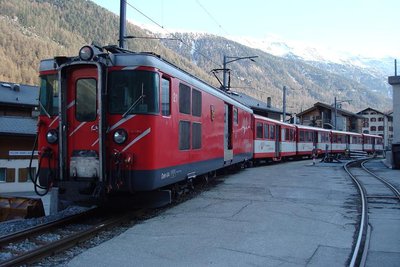 Stilreiner BVZ Zug, wie man sieht, war die Schneehöhe in Zermatt gleich null.