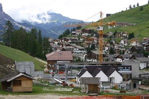 St. Kassian mit der Liftbaustelle