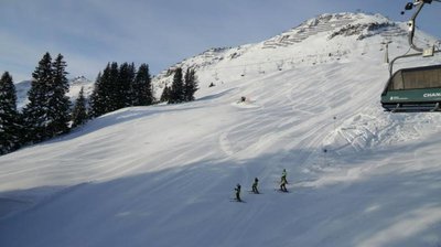 Die Piste für die erste Abfahrt der Saison ist viel zu voll ...