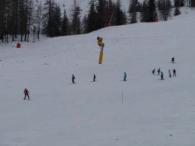 10 Mitterhausabfahrt<br />Kunstschneehaufen daneben Eisplatten