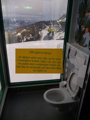 Am WC im Paradies - ganz nett, ein normales tut´s aber auch