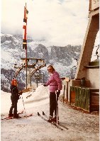 Ja, in der Tat - damals sah ich noch besser aus :-) Die junge Frau ist uebrigens meine Mutter, der wir einen Grossteil dieser Bilder verdanken.