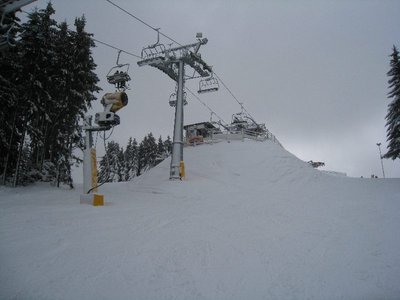Bergstation auf unatürlichem Hügel