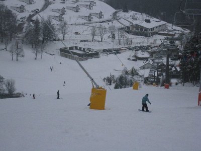 Piste links von Sesselbahn Poppenberg mit neuen Lanzen und dem unfertigen Speicherhaus