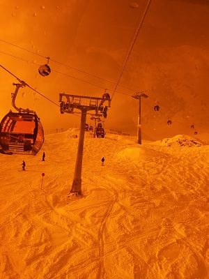 Bahnkreuzung mit Dorfbahn einmal Orange...