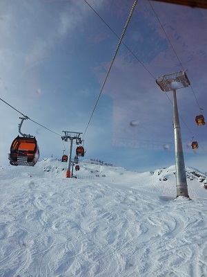 ..und einmal aus dem Fenster haltend