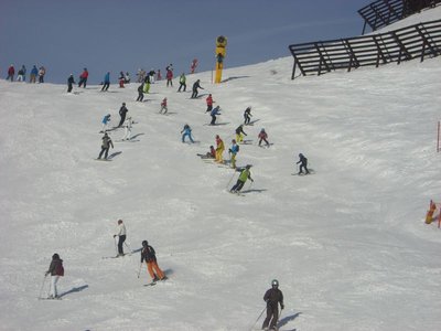 Findet sich einer wieder ;-)? Blick auf die rote 13 am Vormittag (als die Tagesgäste aus Mellau in Richtung Damüls kamen...)