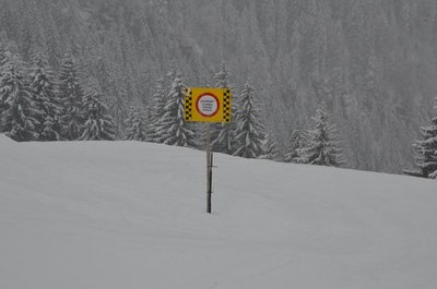 Sperrschild in Pistenmitte