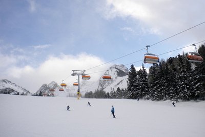neuer Alm 6er mit blauem Himmel: