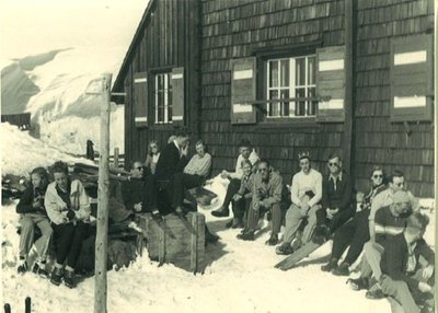 Ein Geschenk der Bergbahnen Tauplitz - die Erbauung der 3ESL Sektionen 1956 . Schwerstarbeit damals,aber alle scheinen fröhlich und gut drauf. Aufbruchsstimmung ein Jahr nach dem Staatsvertrag und der Freiheit!!!!