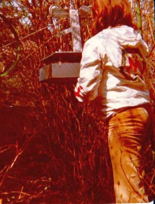 Schwester Mariella an der Bergstation der ursprünglichen Anlage ,an dieser Stelle entstand 1981 die Stütze 3 .
