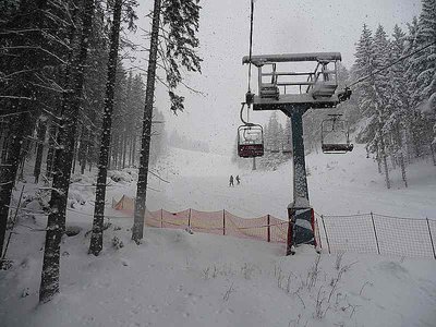 Bei der Bergfahrt durch den Schneefall entdecken wir die neue Piste.