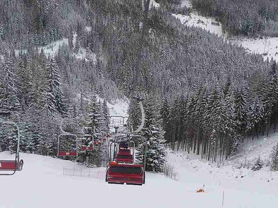 Blick von der DSB talwärts. Rechts unter dem Lift die neue Piste.