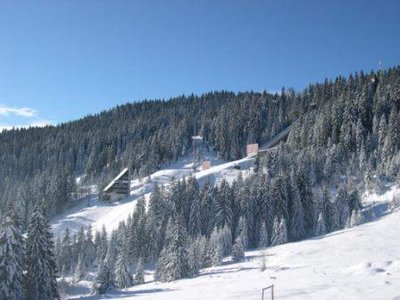 Die wieder aufgebauten olympischen Skisprunganlagen