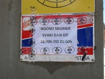 Schwach hinter der Werbung für das Nachtschkifahren sieht man, dass der Lift früher in A fuhr