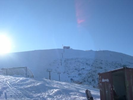 Bergstation, alter Sessel ist kriegsbedingt LSAP, Teller wg. Schneelage noch geschlossen, sehr windanfällig