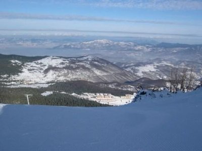 Blick ins Tal, Inversionswetterlage, der weiße Berg im Hintergrund ist Trebevic, Hausberg von Sarajevo, die Stadt liegt im Nebel