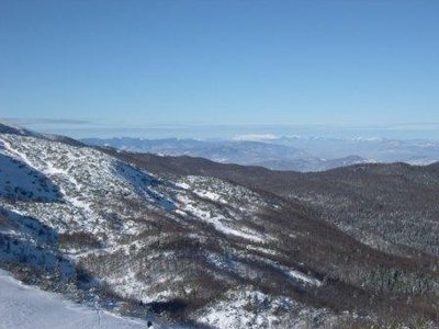 Auf der West-Abfahrt, im Hintergrund das Vlasic-Massiv