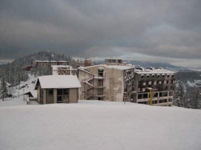 Dieses ehemalige Hotel war viele Jahre eine Flüchtlingsunterkunft, wurde dann in Brand gesteckt, 1er Sessel ist LSAP