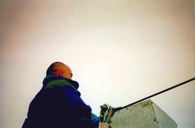 ......und zieht mit dem Drehmomentschlüssel wieder an.