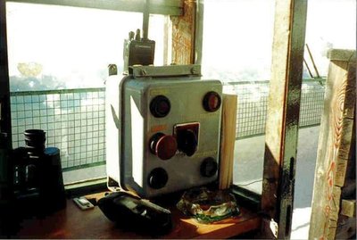 Schaltwerksfernsteuerkasten mit Rückmeldelampe Vmax Vorwahl -schneller- langsamer- Halt. Mit der Fernsteuerung regelte man im vorgegebenen Vmax Regelbereich ( am Hauptschaltpult im Umformerhaus mit Drehregler  fix  eingestellt) die Drehzahl des Generators am WardLeonard Satz und damit die Eingangsspannung am Fahrmotor stufenlos.