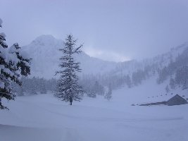 Dreht man sich auf der Rennstreck um, erblickt man eine traumhafte Winterlandschaft