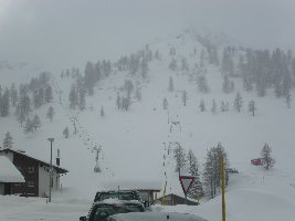 Aussicht vom obersten Parkplatz,rechts Pradamé in der Mitte Hocheck und links der geschlossene Sesselift Täli