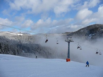 Endlich mal wieder blauer Himmel beim Schifahren. Da ignoriere ich auch den Nebel.