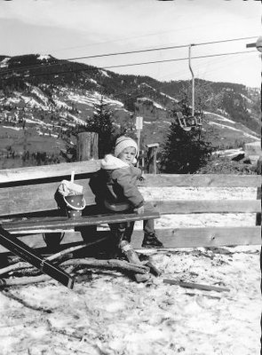 Mittelstation bei Stütze 12 erste Teilstrecke. 1966 Tom blickt fasziniert auf die klappernden Sessel ....außerdem waren die schön bunt -rot ,blau ,grün....