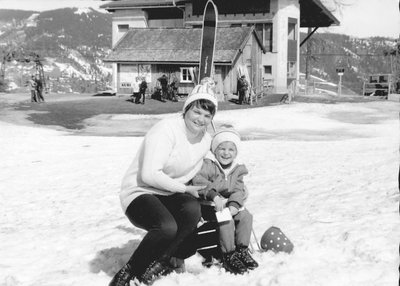 Mittelstation NAZBAUER .Links kommt die erste Teilstrecke ,rechts geht die zweite Teilstrecke aufs Griessenkar. Man beachte die wenigen Skifahrer im Vergleich zu den aufnahmen aus den 80ern.....