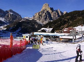 Nach der Auffahrt von La Villa mit der ZUB erstmal zur 4KSB Arlara und die morgendlich jungfräulichen Hänge in Corvara geniessen.