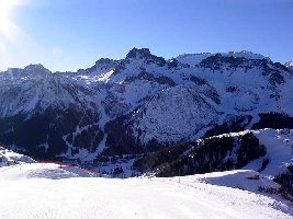 Arabba mit Skigebiet in seiner Pracht. Der Steilhang rechts neben der PB hat übrigends seit der Beschneiung deutlich gewonnen, kein Eis und keine Steine mehr.