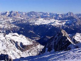 Blick von der Marmolada Richtung Cortina mit Tofane, Christallo und Pelmo.
