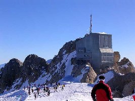 Marmolada Bergstation der PB dritte Sektion und Hubschrauberlandeplatz.
